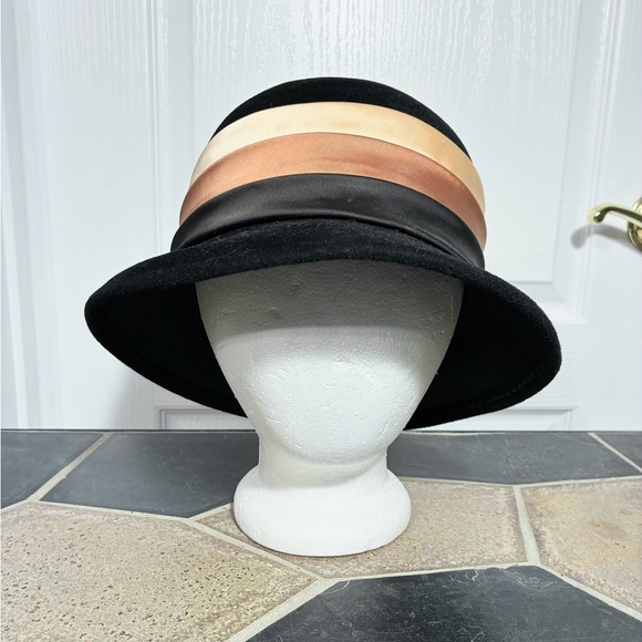 50s UNION MADE Black Wool Felt Cloche Hat Bronze & Champagne Satin Bands Sz 22.5 - Picture 2 of 7